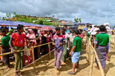 Rohingya mültecisi, 2006 Ekim 'inde Bangladeş, Cox' s Bazar 'daki Palongkhali derme çatma kampında yardım almak için bekliyor.