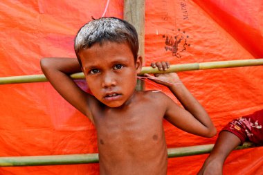 Rohingya mülteci çocuğu, 2006 Ekim 'inde Bangladeş, Cox' s Bazar 'daki Palongkhali derme çatma kampında fotoğraf için poz veriyor.