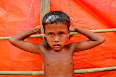 Rohingya mülteci çocuğu, 2006 Ekim 'inde Bangladeş, Cox' s Bazar 'daki Palongkhali derme çatma kampında fotoğraf için poz veriyor.