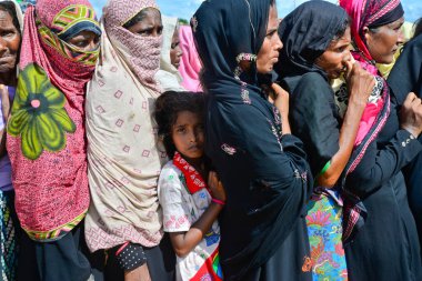 Rohingya mülteci kadınları, 2006 Ekim 'inde Bangladeş, Cox' s Bazar 'daki Palongkhali derme çatma kampında yardım almak için bekliyorlar.