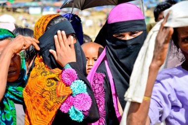 Rohingya mülteci kadınları, 2006 Ekim 'inde Bangladeş, Cox' s Bazar 'daki Palongkhali derme çatma kampında yardım almak için bekliyorlar.
