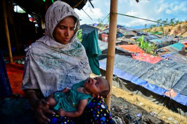 Rohingya 'lı bir mülteci anne ve yeni doğmuş bir bebek, 2006 Eylül' ünde Bangladeş, Cox 's Bazar' daki Palongkhali derme çatma kampında oturuyorlar.