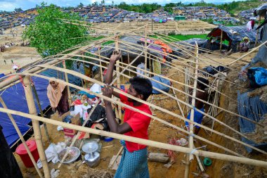 Rohingya mültecileri evlerini 2006 Eylül 'ünde Bangladeş, Cox' s Bazar 'daki palongkhali derme çatma kampında bambu ile yapıyorlar.