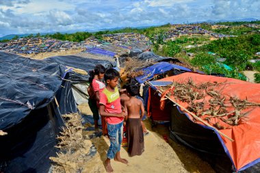 Rohingya mültecileri, 06 Eylül 2017 'de Bangladeş, Cox' s Bazar 'daki Palongkhali derme çatma kampında yürüyorlar.