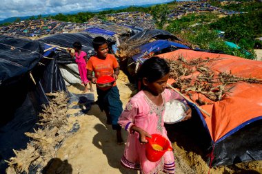 Rohingya mültecileri, 06 Eylül 2017 'de Bangladeş, Cox' s Bazar 'daki Palongkhali derme çatma kampında yürüyorlar.