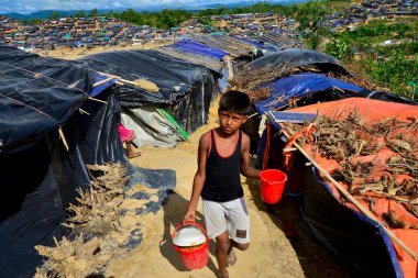 Rohingya mültecileri, 06 Eylül 2017 'de Bangladeş, Cox' s Bazar 'daki Palongkhali derme çatma kampında yürüyorlar.