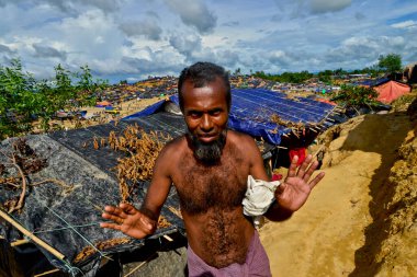 Rohingya mültecileri, 06 Eylül 2017 'de Bangladeş, Cox' s Bazar 'daki Palongkhali derme çatma kampında yürüyorlar.