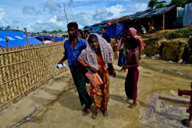 Rohingya mültecileri, 06 Eylül 2017 'de Bangladeş, Cox' s Bazar 'daki Palongkhali derme çatma kampında yürüyorlar.