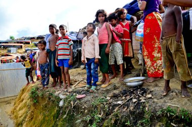 Rohingya mültecileri, 06 Eylül 2017 'de Bangladeş, Cox' s Bazar 'daki Palongkhali derme çatma kampında yürüyorlar.