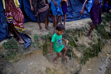 Rohingya mültecileri, 06 Eylül 2017 'de Bangladeş, Cox' s Bazar 'daki Palongkhali derme çatma kampında yürüyorlar.