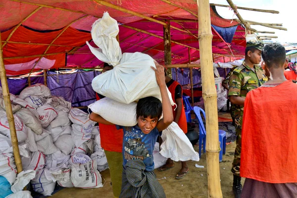 Uprchlické Dítě Rohingya Nese Svém Pájce Provizorním Táboře Palongkhali Cox — Stock fotografie