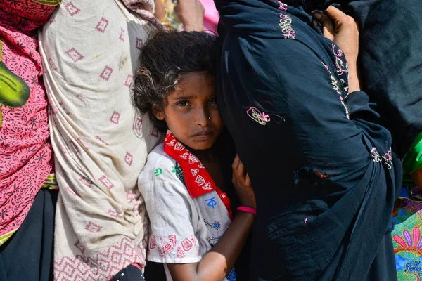 ロヒンギャ難民女性は2017年10月6日 バングラデシュのコックスバザールにあるパルンカリ仮設キャンプで救援物資を集めるのを待っている — ストック写真