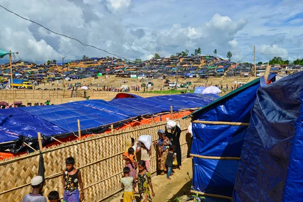 Rohingya Refugees Walk Palongkhali Makeshift Camp Cox Bazar Bangladesh September — Stock Photo, Image