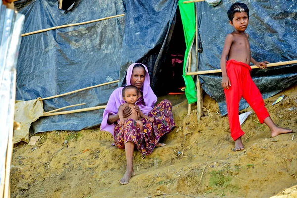 Uprchlický Člen Rodiny Rohingya Sedí Svém Domě Provizorním Táboře Palongkhali — Stock fotografie