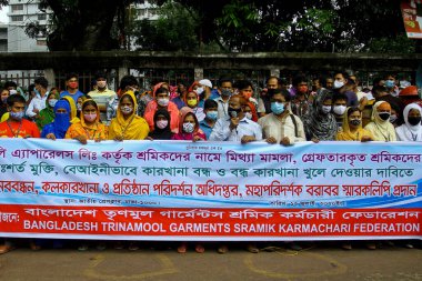 Bangladeş Trinomul Giyim Sramik Karmachari Federasyonu aktivistleri, 12 Temmuz 2020 'de Dhaka, Bangladeş' teki tutuklu işçilere yönelik yanlış suçlamaların geri çekilmesi ve serbest bırakılması talebiyle bir protesto mitingi düzenledi.