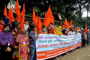 Bangladeş Trinomul Giyim Sramik Karmachari Federasyonu aktivistleri, 12 Temmuz 2020 'de Dhaka, Bangladeş' teki tutuklu işçilere yönelik yanlış suçlamaların geri çekilmesi ve serbest bırakılması talebiyle bir protesto mitingi düzenledi.