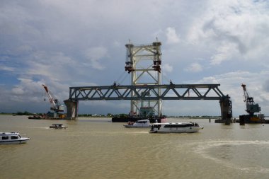 30 Eylül 2017 Cumartesi günü Shariatpur, Bangladeş 'teki Jajira noktasında Padma Köprüsü' nün 37 ve 38 numaralı sütununa bir açıklık yerleştirilir.