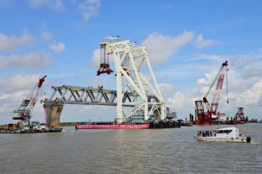 30 Eylül 2017 Cumartesi günü Shariatpur, Bangladeş 'teki Jajira noktasında Padma Köprüsü' nün 37 ve 38 numaralı sütununa bir açıklık yerleştirilir.