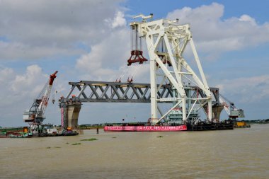 30 Eylül 2017 Cumartesi günü Shariatpur, Bangladeş 'teki Jajira noktasında Padma Köprüsü' nün 37 ve 38 numaralı sütununa bir açıklık yerleştirilir.