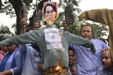 Bangladeş 'in Myanmar, Dhaka, Bangladeş' teki Rohingya 'daki soykırımı durdurmak için 15 Eylül 2017' de çeşitli protestolar düzenledi. Myanmar 'ın Rakhine Eyaleti' ndeki şiddet olaylarının ardından sınırı geçmek için her gün 10 ila 20 bin arası Rohingya..
