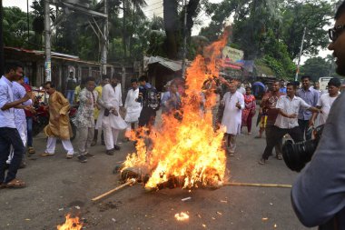 Bangladeş 'in Myanmar, Dhaka, Bangladeş' teki Rohingya 'daki soykırımı durdurmak için 15 Eylül 2017' de çeşitli protestolar düzenledi. Myanmar 'ın Rakhine Eyaleti' ndeki şiddet olaylarının ardından sınırı geçmek için her gün 10 ila 20 bin arası Rohingya..