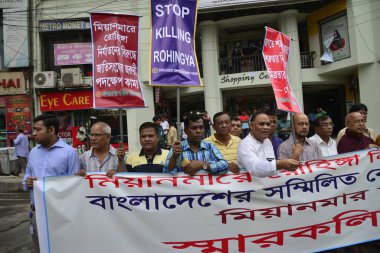 Bangladeş Birleşik Budist Forumu aktivisti, 10 Eylül 2017 'de Bangladeş' in Dhaka kenti yakınlarındaki Myanmar Büyükelçiliği 'nde Rohingya' da şiddet olaylarının durdurulması talebiyle düzenlenen protesto mitinginde Plakart 'ı kaldırdı.  