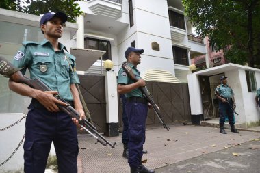 Bangladeş Polisi 10 Eylül 2017 'de Dhaka, Bangladeş' teki Myanmar Büyükelçiliği önünde nöbet tutuyor.  