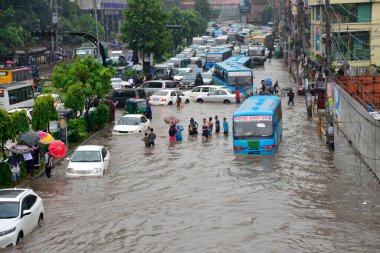 Araçlar Dhaka, Bangladeş 'teki sel basmış Dhaka caddelerinden geçmeye çalışıyor. 11 Eylül 2017 'de