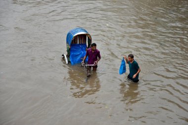 Araçlar Dhaka, Bangladeş 'teki sel basmış Dhaka caddelerinden geçmeye çalışıyor. 11 Eylül 2017 'de