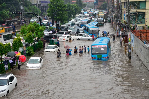 Araçlar Dhaka, Bangladeş 'teki sel basmış Dhaka caddelerinden geçmeye çalışıyor. 11 Eylül 2017 'de