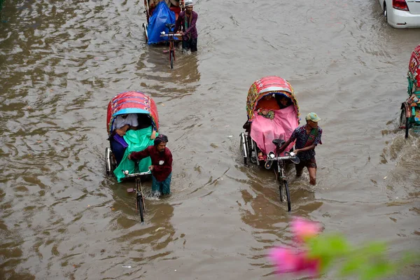 Veículos Tentar Dirigir Através Das Ruas Inundadas Dhaka Dhaka Bangladesh — Fotografia de Stock