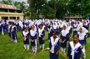 Bangladeşli öğrenciler Dhaka, Bangladeş yakınlarındaki Manikganj 'da bir okul sahasında hizada duruyorlar. 1 Temmuz 2017