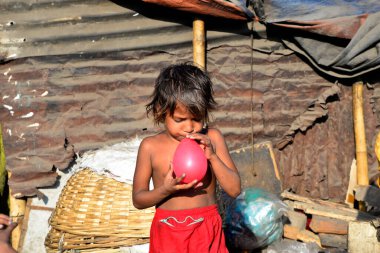 Bangladeşli bir gecekondu çocuğu Bangladeş 'in Dhaka kentindeki Karwan Bazar' da demiryolu içinde oynuyor. 08 Şubat 2017