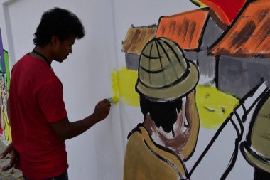 Bangladeşli güzel sanatlar öğrencileri ve öğretmenleri 19 Şubat 2017 'de Dhaka' da Merkez Şehid Minar 'ın (dil hareketi anıtı) önünde bir duvara resim çizerler..