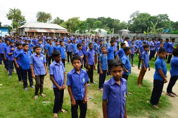 Bengaalse Scholieren Staan Een Uitlijning Een Schoolterrein Manikganj Bij Dhaka — Stockfoto