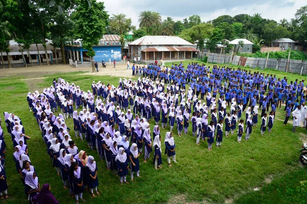 Studenti Bangladéšské Školy Stojí Souladu Školním Areálu Manikganji Dháky Bangladéši — Stock fotografie
