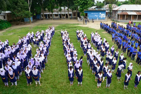 Бангладешские Школьники Стоят Одном Ряду Школьной Площадке Маникгандже Недалеко Дакки — стоковое фото