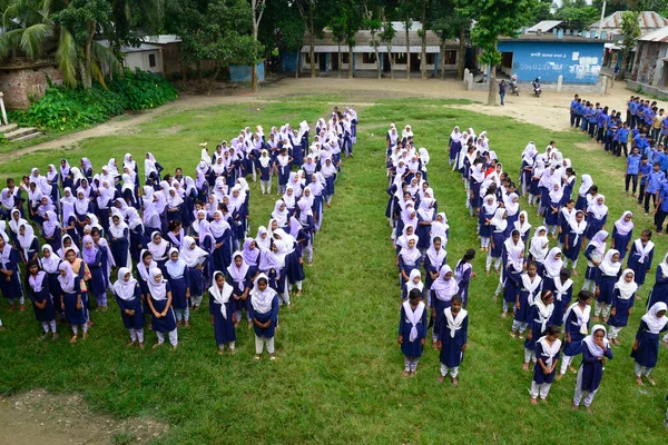 Studenti Bangladéšské Školy Stojí Souladu Školním Areálu Manikganji Dháky Bangladéši — Stock fotografie