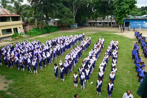 Бангладешские Школьники Стоят Одном Ряду Школьной Площадке Маникгандже Недалеко Дакки — стоковое фото