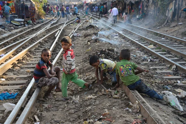Grupp Bangladeshiska Slumbarn Leker Järnvägsspåret Vid Karwan Bazar Dhaka Bangladesh — Stockfoto