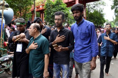 Bangladeşli Şii Müslümanlar 1 Ekim 2017 'de Bangladeş' in Dhaka kentindeki Ashura yas döneminde dini bir törene katılırken bir ayin gerçekleştiriyorlar. Ashura dini festivalinde on günlük yas dönemi başladı. 