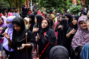 Bangladeşli Şii Müslümanlar 1 Ekim 2017 'de Bangladeş' in Dhaka kentindeki Ashura yas döneminde dini bir törene katılırken bir ayin gerçekleştiriyorlar. Ashura dini festivalinde on günlük yas dönemi başladı. 