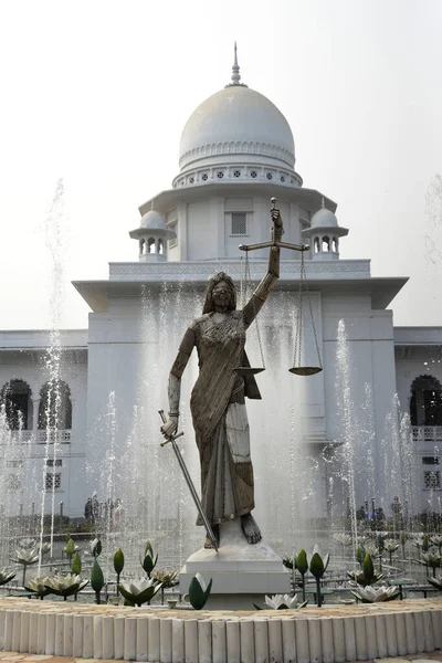 Статуя Леді Юстиції Стоїть Перед Комплексом Верховного Суду Місті Дака — стокове фото