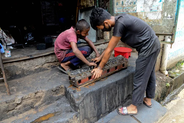Crianças Bangladesh Trabalham Uma Oficina Reparo Durante Surto Coronavírus Daca — Fotografia de Stock