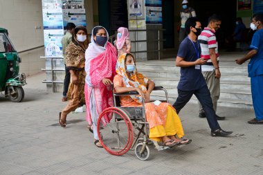 15 Temmuz 2020 'de Bangladeş, Dhaka' daki koronavirüs salgını sırasında tedavi altına alınmak üzere Dhaka Tıp Fakültesi Hastanesi 'ne nakledilen bir hasta
