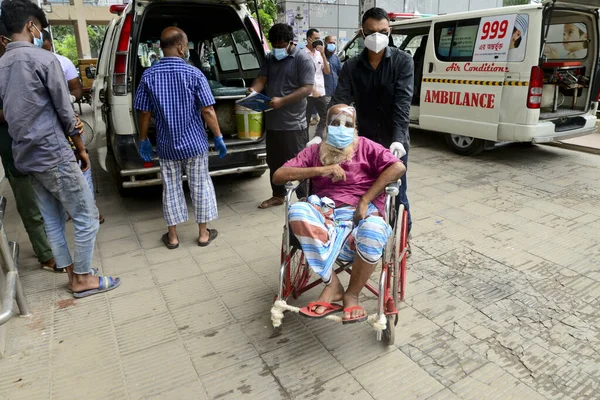 Patient Covid Attend Avec Ses Proches Devant Hôpital Collège Médical — Photo