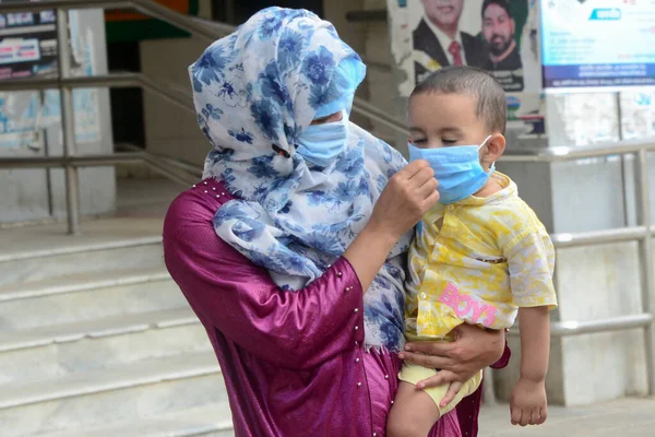 Covid Patient Mother Child Waits Doctor Advice Front Dhaka Medical — Stock Photo, Image