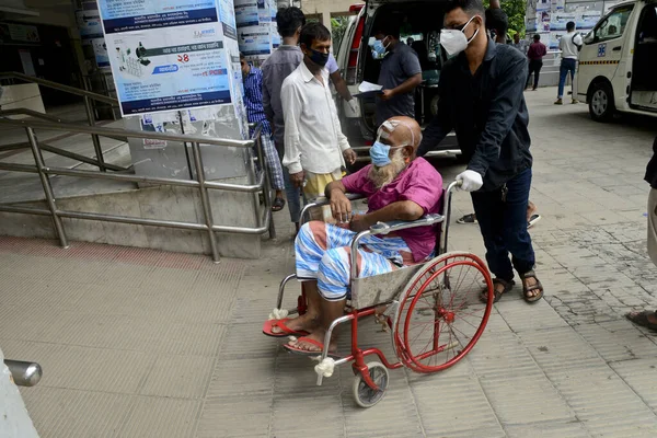 Пацієнт Ковід Чекає Родичами Перед Лікарнею Медичного Коледжу Дакки Прийом — стокове фото