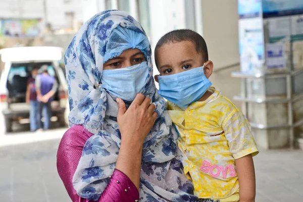 Covid Patient Mother Child Waits Doctor Advice Front Dhaka Medical — Stock Photo, Image