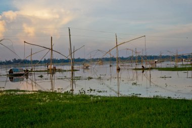 Bangladeşli köylüler 16 Temmuz 2020 'de Jamalpur İlçesi' ndeki sel sularında geleneksel ağ ile balık tutuyorlar.